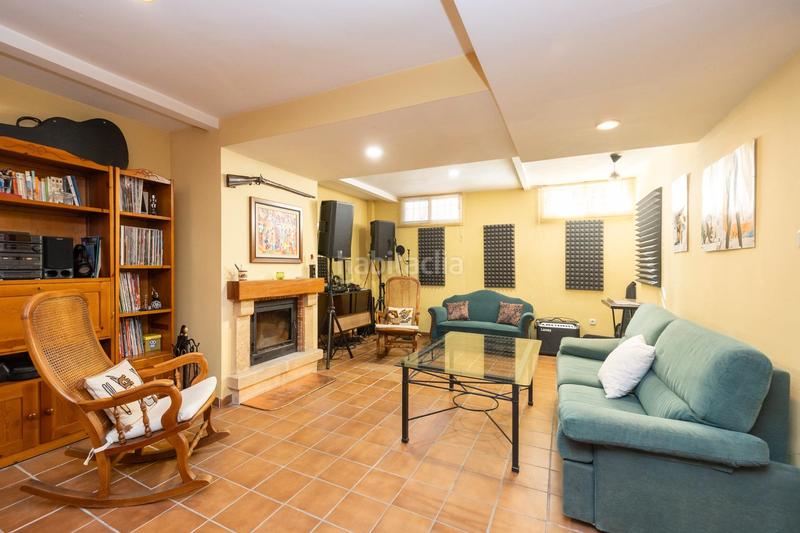 Foto 2f1b8fd4-7303-4dbe-98f3-e419d8a420f9. Casa adosada en calle teresa de calcuta 3 se vende espectacular casa adosada ubicada en el exclusivo barrio de albayda, diseñada con una distribución funcional en Granada