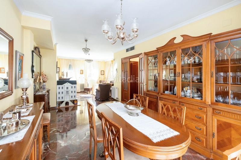 Foto 5405dd1e-a422-46f3-8820-8e0dffbebde1. Casa adosada en calle teresa de calcuta 3 se vende espectacular casa adosada ubicada en el exclusivo barrio de albayda, diseñada con una distribución funcional en Granada