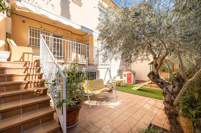 Foto bfd06983-f6fe-4867-af64-5ece76bc73e1. Casa adosada en calle teresa de calcuta 3 se vende espectacular casa adosada ubicada en el exclusivo barrio de albayda, diseñada con una distribución funcional en Granada