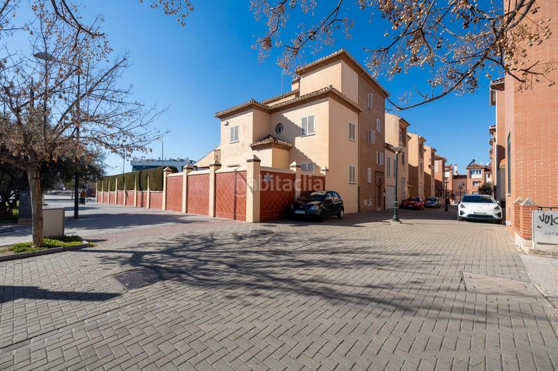 Foto c9c9956a-d88d-4389-a125-5a754b74c99d. Casa adosada en calle teresa de calcuta 3 se vende espectacular casa adosada ubicada en el exclusivo barrio de albayda, diseñada con una distribución funcional en Granada