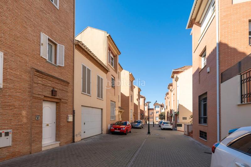 Foto ff96e04a-6622-4a94-9c75-020fa7ecf062. Casa adosada en calle teresa de calcuta 3 se vende espectacular casa adosada ubicada en el exclusivo barrio de albayda, diseñada con una distribución funcional en Granada