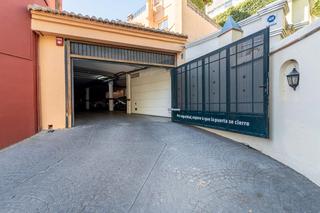 Aparcament cotxe a Cuesta del pino 46. Se vende amplia plaza de garaje y trastero junto a hospital vith