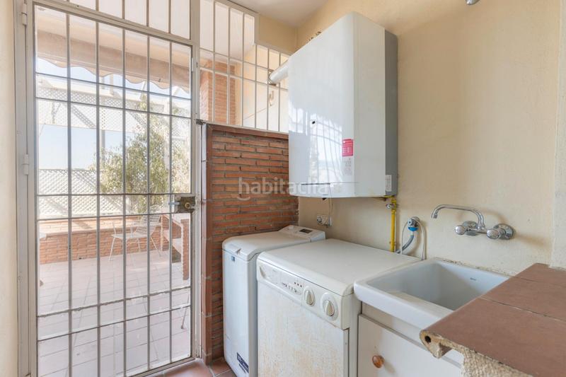 Foto 6363b42a-c490-4e6a-a557-7cf88fc266de. Casa adosada en calle granada 35 se vende casa adosada en urbanizacion en el serrallo_granada en Huétor Vega