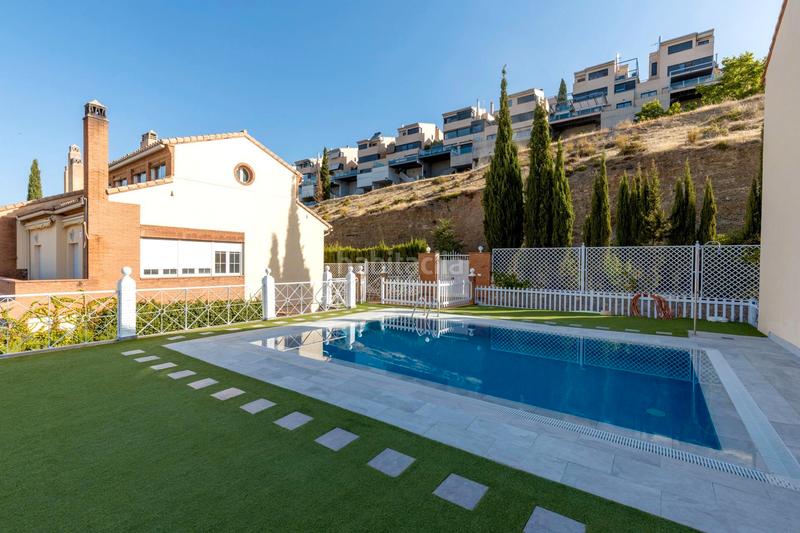 Foto 9bcad2d7-2523-47aa-b1c9-316b1a8127a9. Casa adosada en calle granada 35 se vende casa adosada en urbanizacion en el serrallo_granada en Huétor Vega