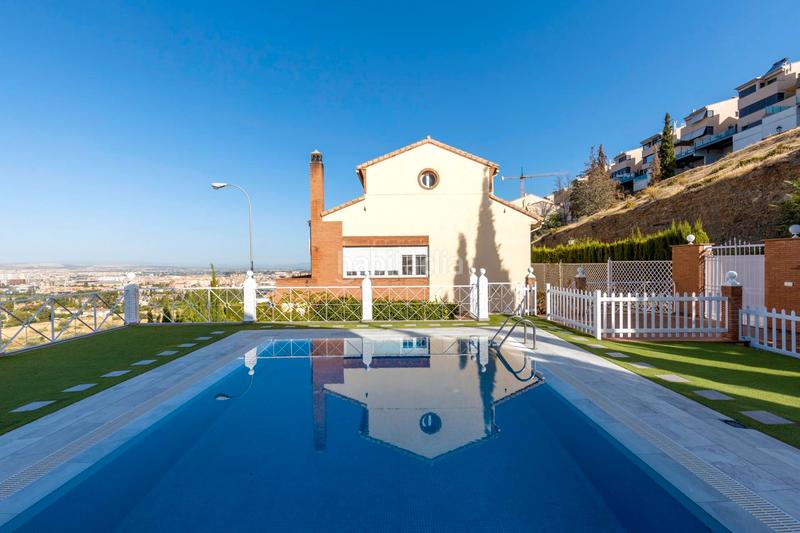 Foto cde4cd39-f13c-45c1-87ca-433dc8cb45bb. Casa adosada en calle granada 35 se vende casa adosada en urbanizacion en el serrallo_granada en Huétor Vega