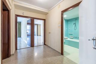 Piso en Calle acera del darro 54. Se vende amplio piso a reformar en acera de darro_cerca al corte