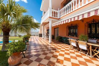 Casa a Calle gonzalvez 9. ?? se vende espectacular casa en atarfe con piscina y jardín pri