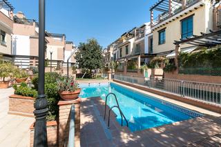 Casa aparellada a Calle doctor lópez font 40. Se vende exclusiva vivienda unifamiliar en neptuno_granada