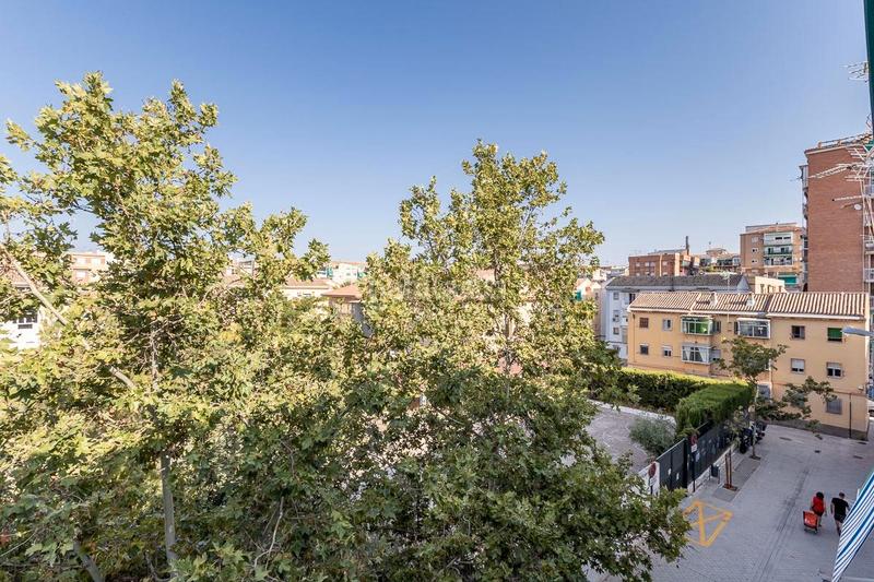 Foto 594d1549-059a-4110-8b7c-29220bbe29a7. Piso en calle banderas 5 se vende ¡magnifico piso en el zaidin exterior y con vistas despejadas! ( sin ascensor) planta tercera! en Granada