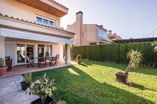 Chalet  Avenida villa de otura 79. Se vende espectacular chalet independiente en otura_granada
