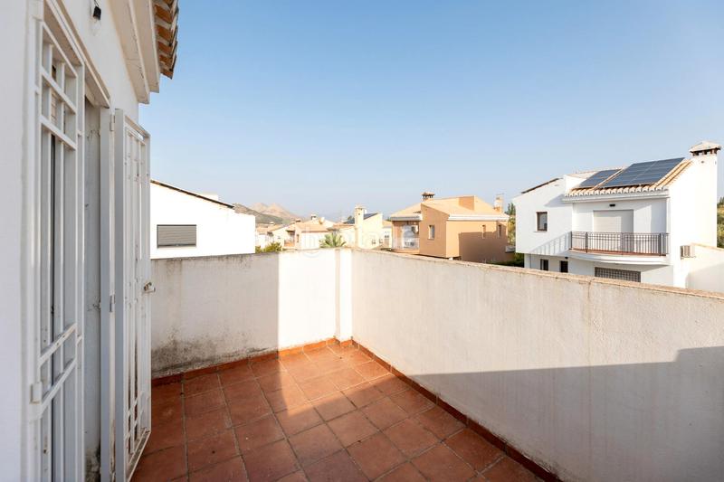 Foto d5f0f852-75a7-477d-9078-cc39dfedd50c. Chalet en calle abeto 42 se vende amplio chalet independiente _loma verde_granada en Albolote