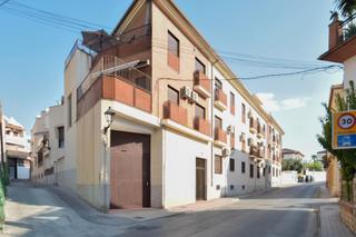 Piso  Calle las cruces 7. Se vende piso ameublado  y con ascensor-garaje y trastero y pati