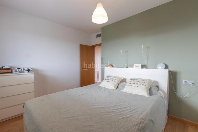 Foto d2d194fb-6722-432c-9628-32c092be9a71. Piso en calle pintor fernando belda 60 ¡se vende piso vpo fantástico con terraza y garaje junto al gimnasio we! en Granada