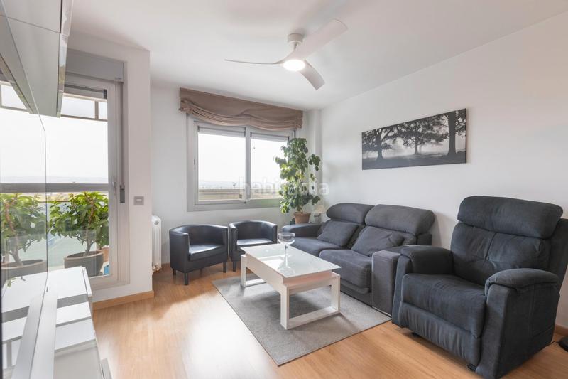 Foto d606464c-a242-4ffa-ab36-a477894fe6c0. Piso en calle pintor fernando belda 60 ¡se vende piso vpo fantástico con terraza y garaje junto al gimnasio we! en Granada