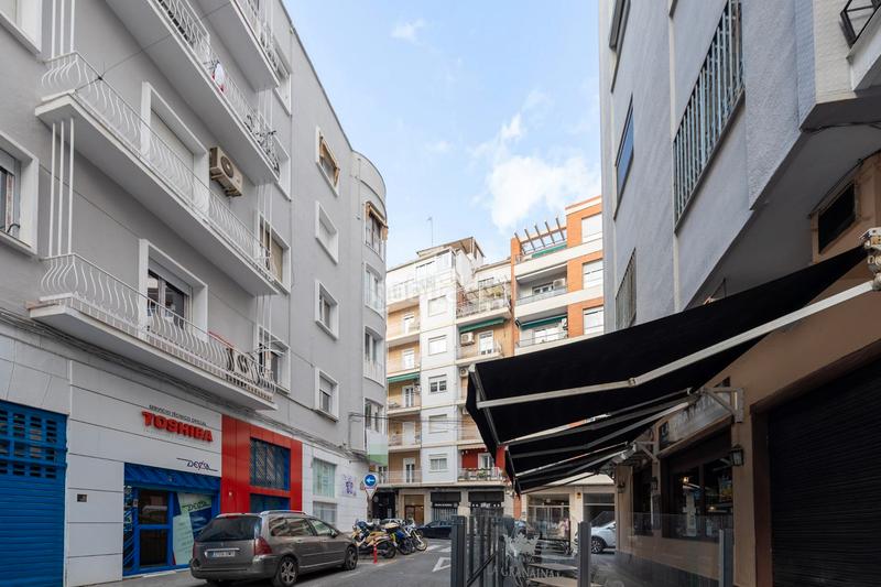 Foto d33c6501-40b5-4d15-a0f4-83d99f2d4bb2. Piso en calle san vicente ferrer 13 se vende piso completamente nuevo y moderno centro_zona recogidas en Granada