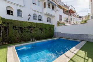Maison jumelée  Camino del río genil 1. Se vende maravillosa casa pareada con piscina comunitaria en cen