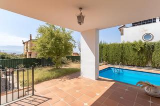 Xalet  Calle almendro 11. Se vende gran casa en urbanizacion privada en albolote_ granada