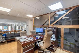 Locale commerciale in Calle ángel ganivet 15. Se vende excepcional local de dos plantas + oficina en angel gan