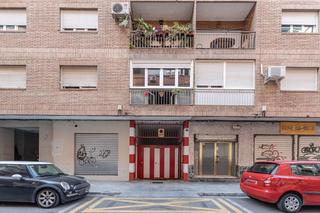Aparcament cotxe a Calle buenos aires 7. Se vende palaza de aparcamiento para coche y moto _granada centr