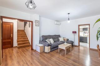 Casa adosada  Calle jorge guillén 32. Se vende casa reformada con patio y  opción de energía solar_arm