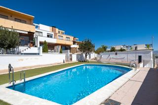 Xalet  Paseo de la cueva 60. Se vende espectacular chalet amueblado con piscina comunitaria y