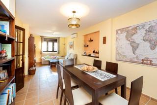 Doppelhaus  Calle menorca 12. Se vende casa pareada con parcela de 250 m2 en la entrada de ogi