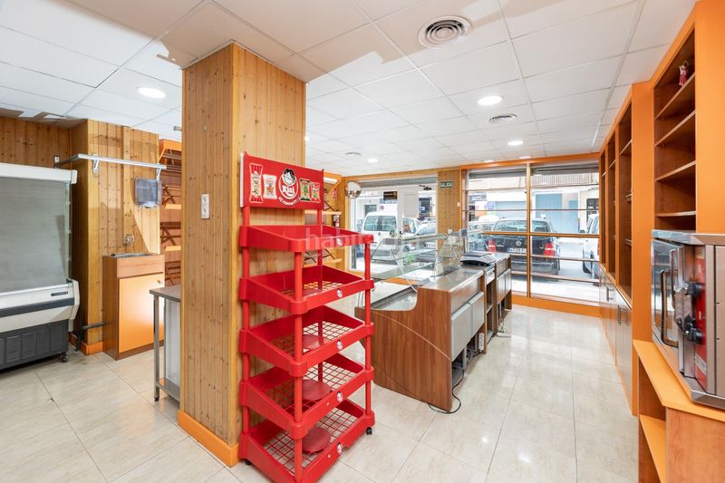Foto cc7c3021-a42d-46f1-ab67-41b125f54894. Local comercial en paseo del charcón 50 se vende excelente local en el charcón_granada en Gabias (Las)