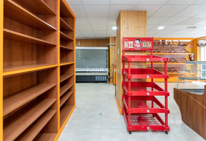 Foto e77e7778-385d-45ce-b3dd-8c8964a90198. Local comercial en paseo del charcón 50 se vende excelente local en el charcón_granada en Gabias (Las)