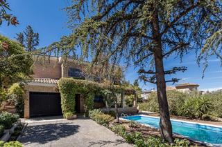 Xalet a Calle goya 1. Se vende casa a reformar  con terreno y piscina en la zubia_gran