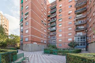 Piso en Calle fray juan sánchez cotán 48. Se vende amplio piso con ascensor en zona alcampo_granada