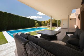 Xalet a Calle lavanda 15. Se vende exclusivo chalet de diseño en una sola planta con pisci