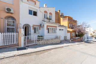 Casa adossada a Calle almuñécar 6. Se vende estupenda vivienda unifamiliar con 4 dormitorios y torr