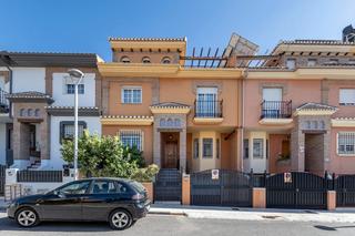 Casa adossada  Calle arzobispo oscar romero 10. Se vende fantastica casa adosada en peligros con patio y terraza
