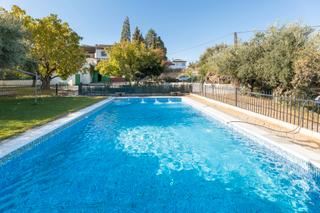 Chalet à Avenida doctor emilio muñoz 12. Se vende chalet con piscina privada en dilar_granada