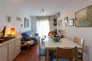 Appartement  Calle granada 1. Se vende bonito piso con patio y garaje en el centro de salobreñ