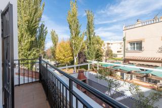 Reihenhaus in Calle luis buñuel 1. Se vende preciosa casa adosada con piscina comunitaria y garaje