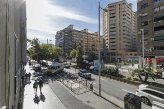 Apartament a Camino de ronda 78. Se vende vivienda acondicionada como oficina en pleno camino de