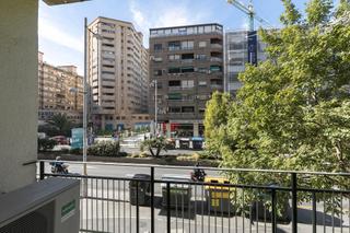 Appartement in Camino de ronda 78. Se vende vivienda acondicionada como oficina en pleno camino de