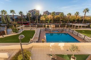 Pis  Calle periodista rafael gago palomo 35. Se vende pisazo muy luminoso con terraza y garaje en urbanizació