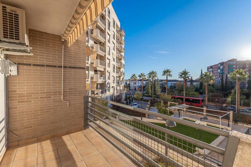 Foto bc0de21d-8299-4176-a7ae-fb44497c133f. Appartamento in calle periodista rafael gago palomo 35 in Granada