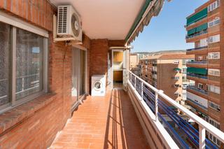 Appartement à Calle almuñécar 24. Se vende excelente piso con ascensor y cochera en el zaidin_gran