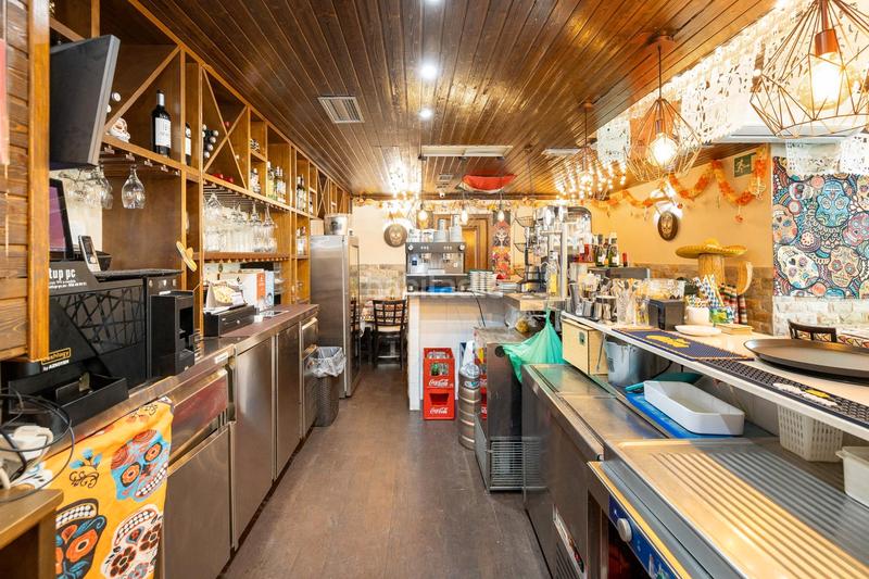 Foto 0eccd828-29a0-4a7b-ae66-6baeab25ac13. Local comercial en arabial 6 se vende local comercial totalmente instalado con terazza montada en zona arabila_ centro en Granada