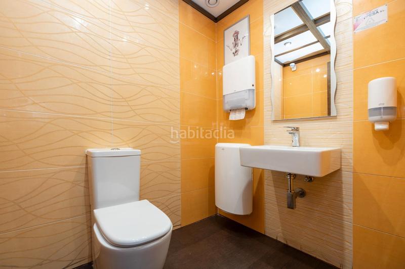 Foto 2df85feb-7b65-430d-9f74-43f5e2377408. Local comercial en arabial 6 se vende local comercial totalmente instalado con terazza montada en zona arabila_ centro en Granada