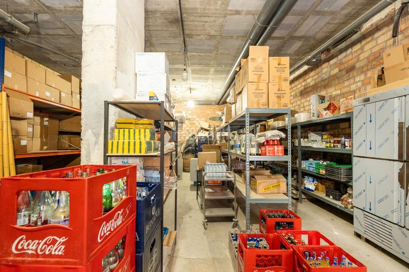 Foto e9f5deb5-8efd-418c-b657-c8b4f4d0355a. Local comercial en arabial 6 se vende local comercial totalmente instalado con terazza montada en zona arabila_ centro en Granada