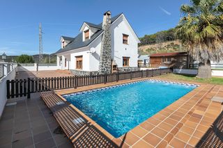 Chalet à Calle las piedras 1. Se vende maravillosa chalet con piscina propia y jardin y garaje