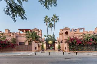 Casa  Calle rector juan de dios lópez gonzález 3. Se vende espectacular casa con piscina comunitaria y garaje en p