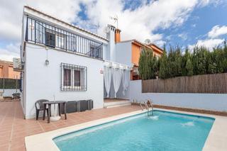 Haus  Calle hella 9. Se vende casa adosada con piscina privada en jun_granada