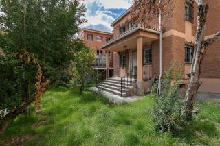 Chalet in Calle laguna de las yeguas 75. Se vende maravilloso chalet pareado en pleno centro de granada