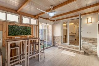 Appartement à Calle isla cabrera 34. Se vende espectacular piso totalmente reformada en planta baja e