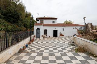 Country house  Avenida emilio muñoz 5. Se vende casa con terreno y garaje en pueblo dilar_granada